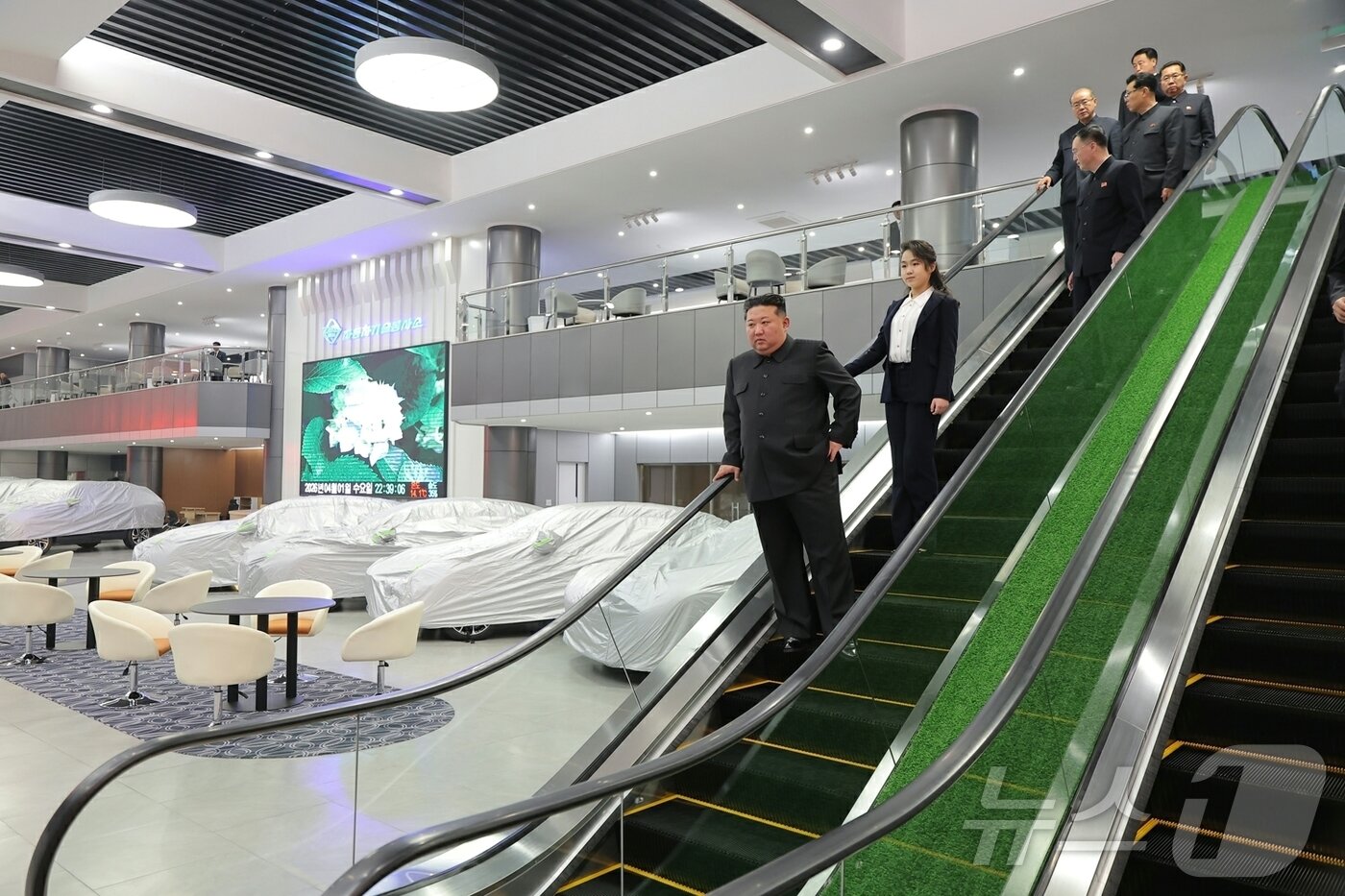 본문 이미지 - (평양 노동신문=뉴스1) = 북한 노동당 기관지 노동신문은 3일 1면에서 "경애하는 김정은 동지께서 개업을 앞둔 화성지구 4단계 구역의 여러 봉사시설을 둘러보시면서 운영 준비 정형을 료해(파악)하시었다"라고 보도했다. 김 총비서가 '미산 자동차 기술 봉사소'라는 이름의 카센터를 둘러보는 모습. [국내에서만 사용가능. 재배포 금지. DB 금지. For Use Only in the Republic of Korea. Redistribution Prohibited] rodongphoto@news1.kr