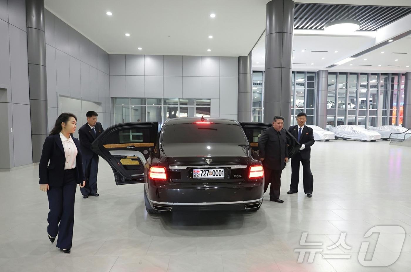 (평양 노동신문=뉴스1) = 북한 노동당 기관지 노동신문은 3일 1면에서 "경애하는 김정은 동지께서 개업을 앞둔 화성지구 4단계 구역의 여러 봉사시설을 둘러보시면서 운영준비정형을 …