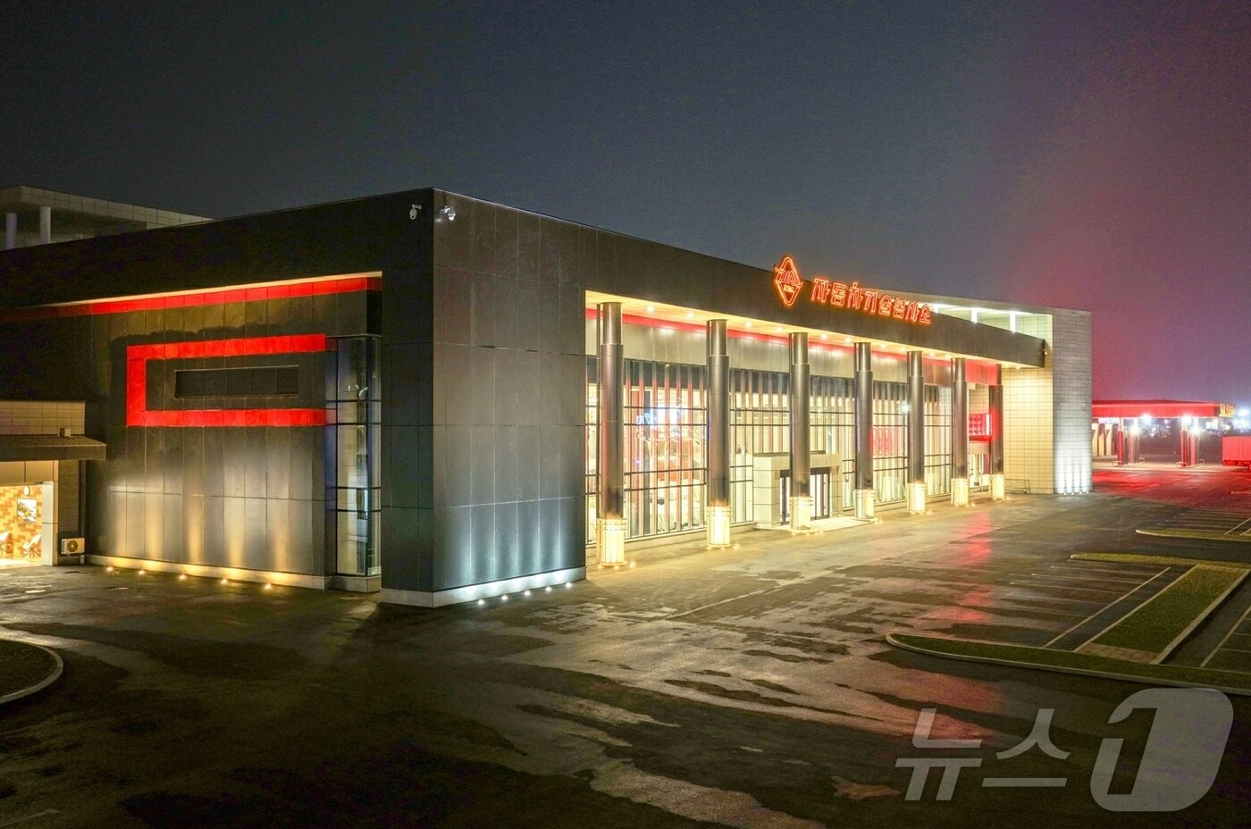 본문 이미지 - (평양 노동신문=뉴스1) = 북한 노동당 기관지 노동신문은 3일 1면에서 "경애하는 김정은 동지께서 개업을 앞둔 화성지구 4단계 구역의 여러 봉사시설을 둘러보시면서 운영 준비 정형을 료해(파악)하시였다"라고 보도했다. 북한의 카센터인 '미산 자동차 기술 봉사소'. [국내에서만 사용가능. 재배포 금지. DB 금지. For Use Only in the Republic of Korea. Redistribution Prohibited] rodongphoto@news1.kr