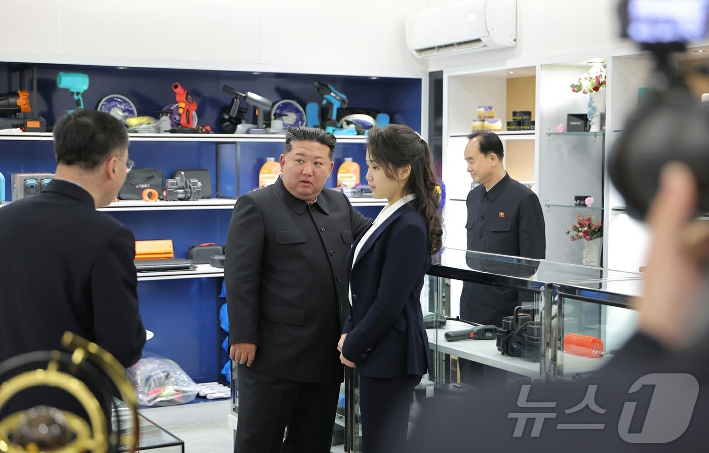 (평양 노동신문=뉴스1) = 북한 노동당 기관지 노동신문은 3일 1면에서 "경애하는 김정은 동지께서 개업을 앞둔 화성지구 4단계 구역의 여러 봉사시설을 둘러보시면서 운영준비정형을 …