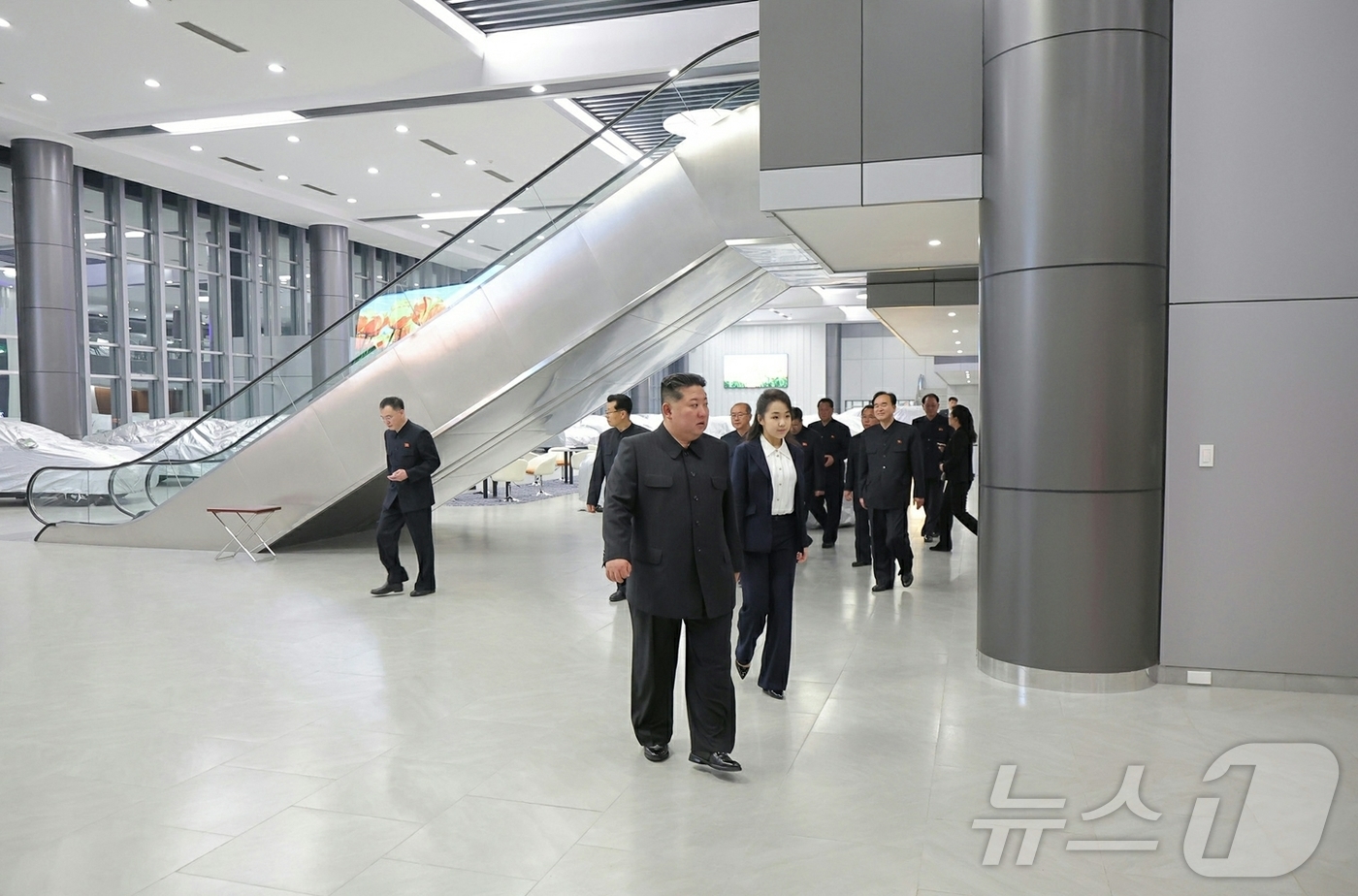 (평양 노동신문=뉴스1) = 북한 노동당 기관지 노동신문은 3일 1면에서 "경애하는 김정은 동지께서 개업을 앞둔 화성지구 4단계 구역의 여러 봉사시설을 둘러보시면서 운영준비정형을 …