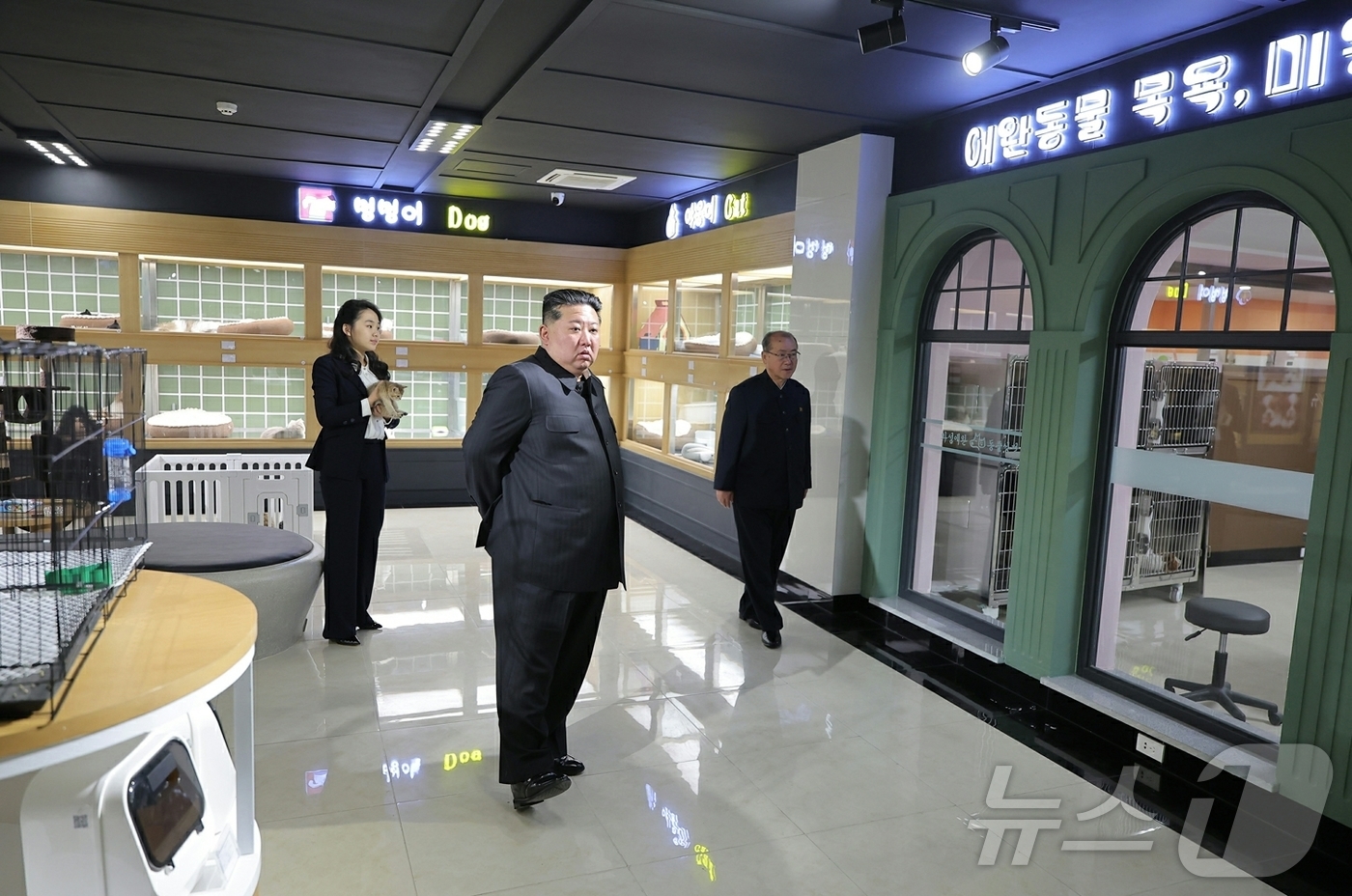 (평양 노동신문=뉴스1) = 북한 노동당 기관지 노동신문은 3일 1면에서 "경애하는 김정은 동지께서 개업을 앞둔 화성지구 4단계 구역의 여러 봉사시설을 둘러보시면서 운영준비정형을 …