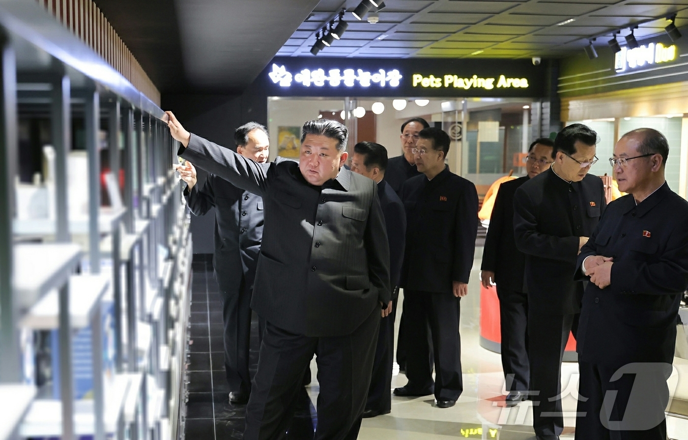 (평양 노동신문=뉴스1) = 북한 노동당 기관지 노동신문은 3일 1면에서 "경애하는 김정은 동지께서 개업을 앞둔 화성지구 4단계 구역의 여러 봉사시설을 둘러보시면서 운영준비정형을 …