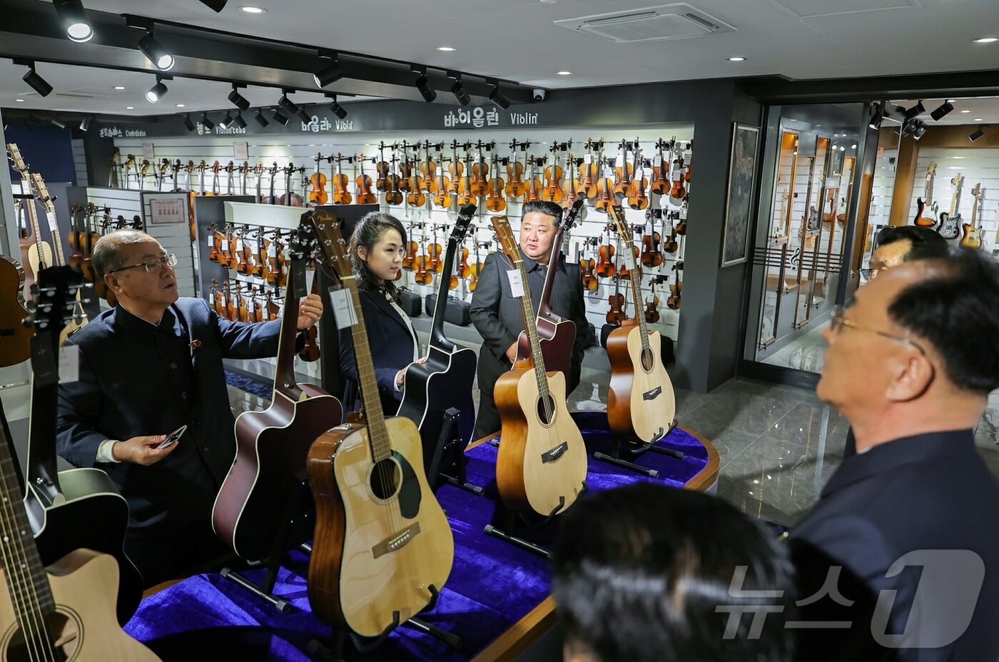 본문 이미지 - (평양 노동신문=뉴스1) = 북한 노동당 기관지 노동신문은 3일 1면에서 "경애하는 김정은 동지께서 개업을 앞둔 화성지구 4단계 구역의 여러 봉사시설을 둘러보시면서 운영 준비 정형을 료해(파악)하시었다"라고 보도했다. 김 총비서와 딸 주애가 악기 판매점을 둘러보고 있다. [국내에서만 사용가능. 재배포 금지. DB 금지. For Use Only in the Republic of Korea. Redistribution Prohibited] rodongphoto@news1.kr