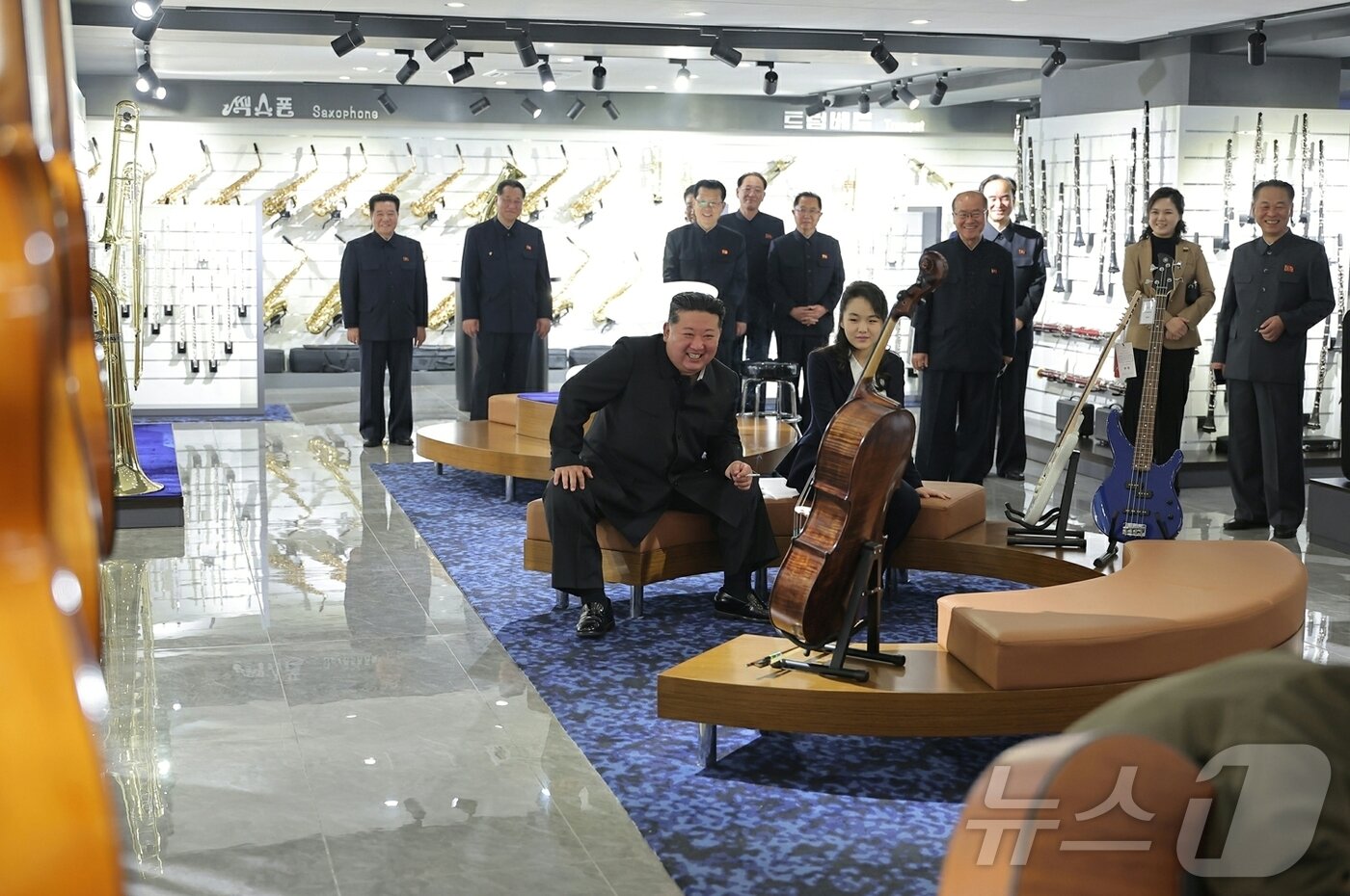 본문 이미지 - (평양 노동신문=뉴스1) = 개업을 앞둔 화성지구 4단계 구역을 딸 주애와 찾은 김 총비서.[국내에서만 사용가능. 재배포 금지. DB 금지. For Use Only in the Republic of Korea. Redistribution Prohibited] rodongphoto@news1.kr