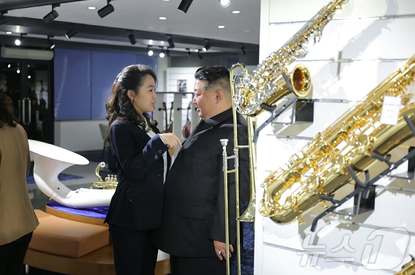 본문 이미지 - (평양 노동신문=뉴스1) = 북한 노동당 기관지 노동신문은 3일 1면에서 "경애하는 김정은 동지께서 개업을 앞둔 화성지구 4단계 구역의 여러 봉사시설을 둘러보시면서 운영 준비 정형을 료해(파악)하시었다"라고 보도했다. 김 총비서와 딸 주애가 악기 판매점을 둘러보고 있다. [국내에서만 사용가능. 재배포 금지. DB 금지. For Use Only in the Republic of Korea. Redistribution Prohibited] rodongphoto@news1.kr