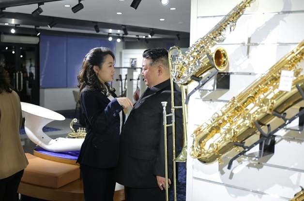 국정원 "김주애, 국방분야 위주 등장…女 후계자 의구심 희석"