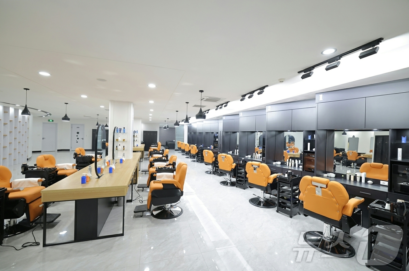 (평양 노동신문=뉴스1) = 북한 노동당 기관지 노동신문은 3일 1면에서 "경애하는 김정은 동지께서 개업을 앞둔 화성지구 4단계 구역의 여러 봉사시설을 둘러보시면서 운영준비정형을 …