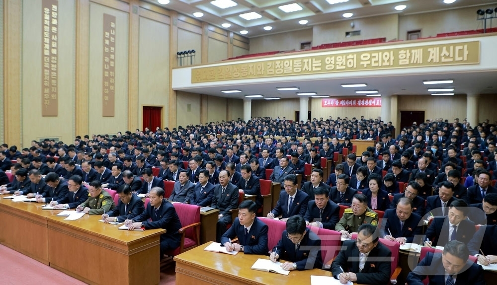 (평양 노동신문=뉴스1) = 북한 노동당 기관지 노동신문은 3일 1면에서 "경애하는 김정은동지께서 최고인민회의 제15기 제1차회의에서 하신 력사적인 시정연설에 제시된 강령적과업을 …