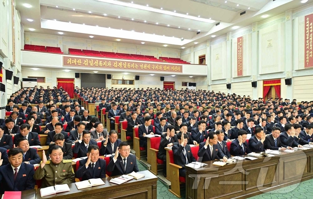 (평양 노동신문=뉴스1) = 북한 노동당 기관지 노동신문은 3일 1면에서 "경애하는 김정은동지께서 최고인민회의 제15기 제1차회의에서 하신 력사적인 시정연설에 제시된 강령적과업을 …