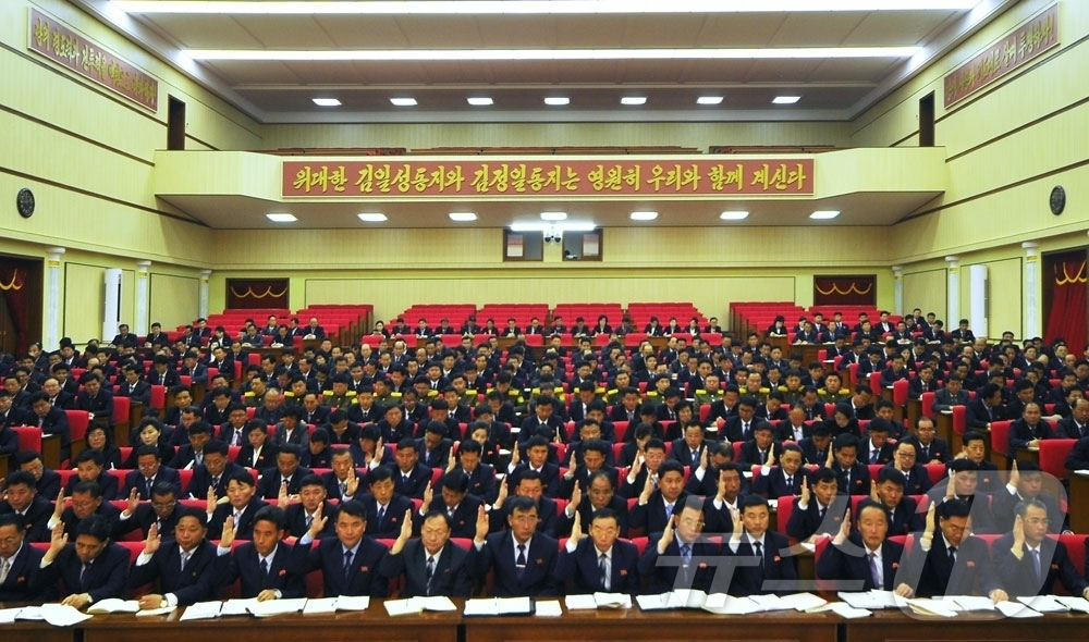 (평양 노동신문=뉴스1) = 북한 노동당 기관지 노동신문은 3일 1면에서 "경애하는 김정은동지께서 최고인민회의 제15기 제1차회의에서 하신 력사적인 시정연설에 제시된 강령적과업을 …