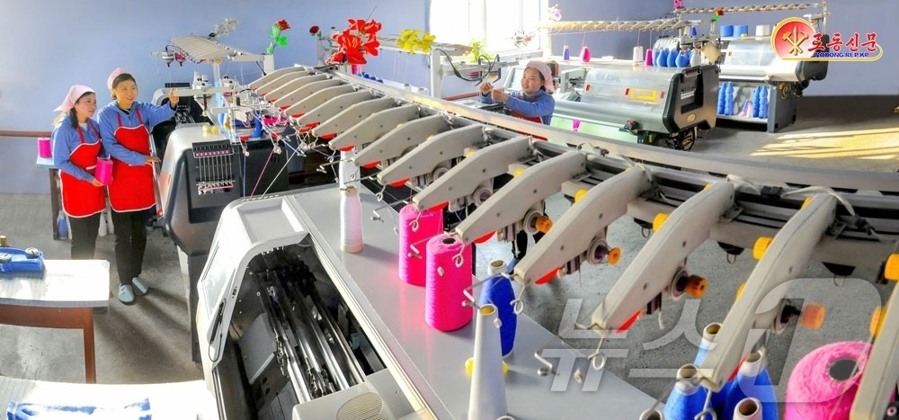 (평양 노동신문=뉴스1) = 북한 노동당 기관지 노동신문은 3일 1면에서 "인민생활향상에 이바지할 일념 안고 생산에서 혁신을 일으키고 있다"며 순천편직공장을 조명했다.[국내에서만 …