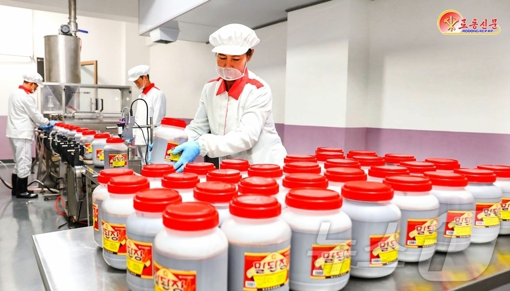 (평양 노동신문=뉴스1) = 북한 노동당 기관지 노동신문은 3일 1면에서 "인민들에게 맛좋은 식료품을 보내주기 위해 노력하고 있다"며 곡산군식료공장을 조명했다.[국내에서만 사용가능 …