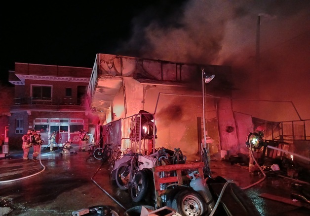 새벽 경북 포항 카센터에 불…1시간 만에 진화