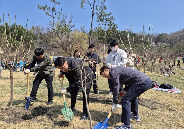 소진공, 식목일 맞아 나무 심기 행사…탄소중립 실천 앞장