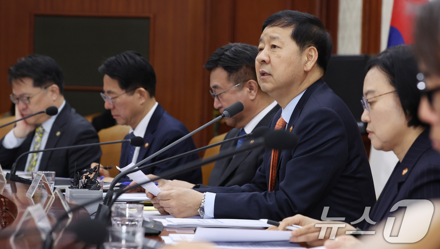 (서울=뉴스1) 김명섭 기자 = 구윤철 경제부총리 겸 재정경제부 장관이 3일 오전 서울 종로구 세종대로 정부서울청사에서 열린 비상경제본부회의 겸 경제관계장관회의에서 모두 발언을 하 …