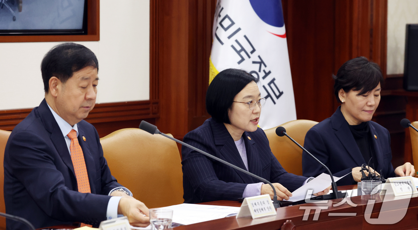 (서울=뉴스1) 김명섭 기자 = 한성숙 중소벤처기업부 장관이 3일 오전 서울 종로구 세종대로 정부서울청사에서 열린 비상경제본부회의 겸 경제관계장관회의에서 발언을 하고 있다 2026 …