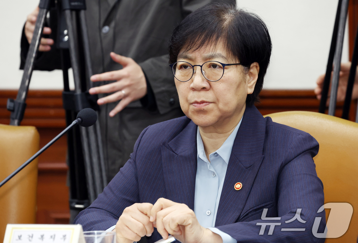 (서울=뉴스1) 김명섭 기자 = 정은경 보건복지부 장관이 3일 오전 서울 종로구 세종대로 정부서울청사에서 열린 비상경제본부회의 겸 경제관계장관회의에서 구윤철 부총리 겸 재정경제부 …