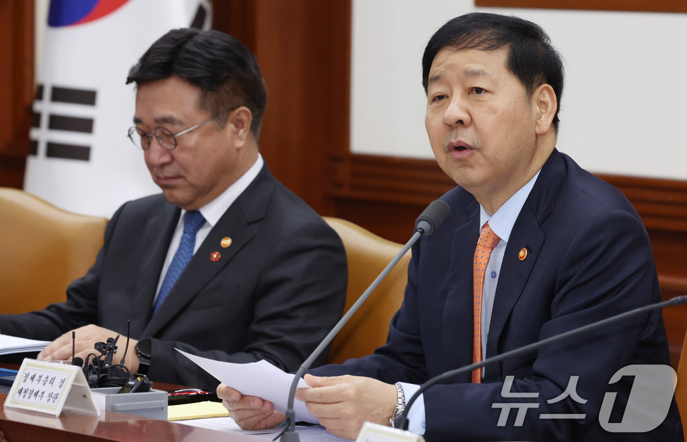 (서울=뉴스1) 김명섭 기자 = 구윤철 경제부총리 겸 재정경제부 장관이 3일 오전 서울 종로구 세종대로 정부서울청사에서 열린 비상경제본부회의 겸 경제관계장관회의에서 모두 발언을 하 …