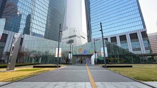 "꽃 구경 전후 식사하세요"…IFC몰, 봄 한정 미식 메뉴 선보여