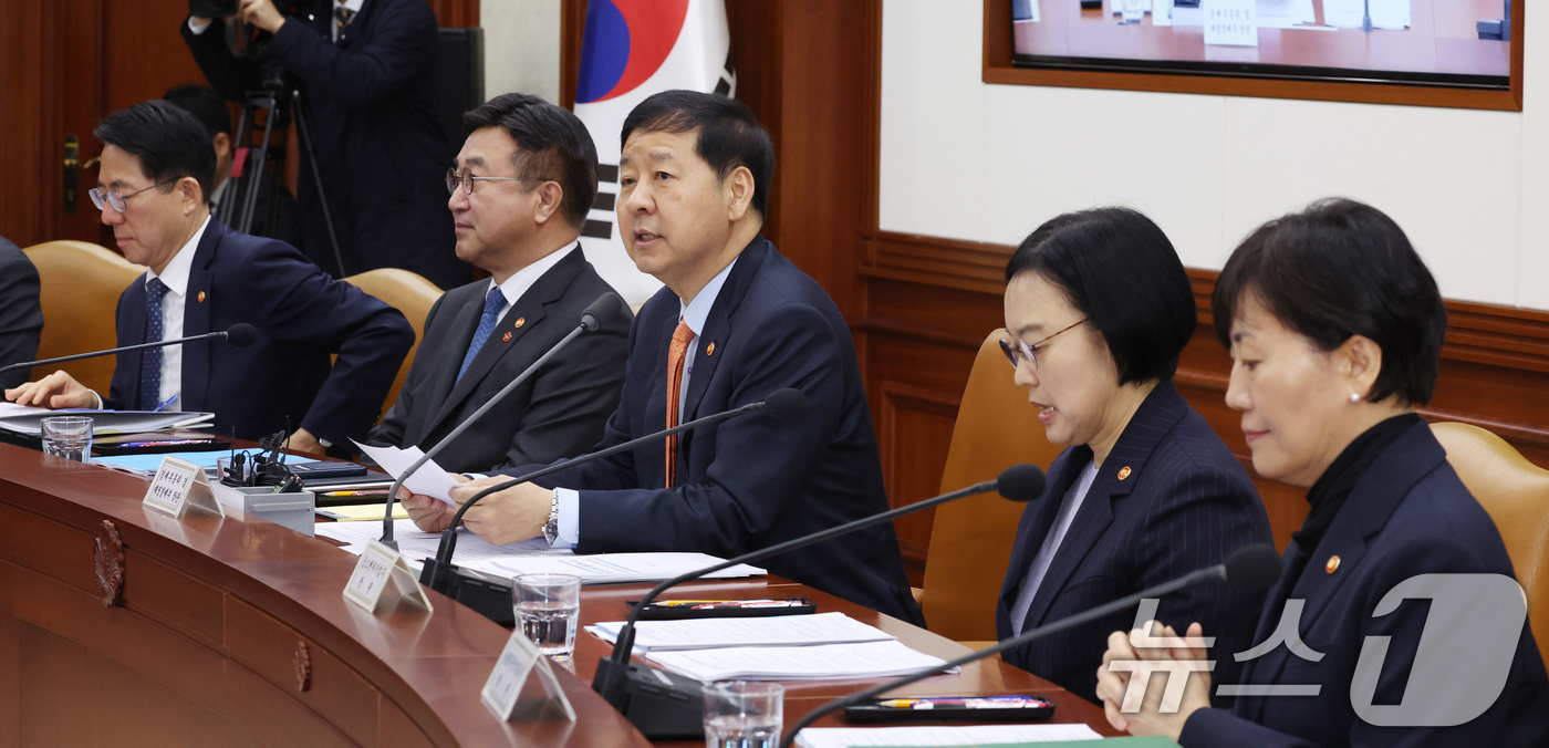 (서울=뉴스1) 김명섭 기자 = 구윤철 경제부총리 겸 재정경제부 장관이 3일 오전 서울 종로구 세종대로 정부서울청사에서 열린 비상경제본부회의 겸 경제관계장관회의에서 모두 발언을 하 …