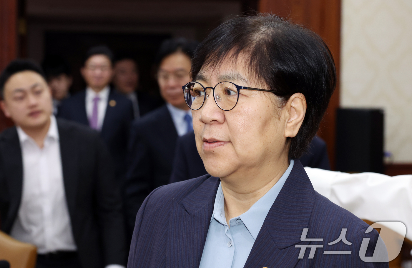 (서울=뉴스1) 김명섭 기자 = 정은경 보건복지부 장관이 3일 오전 서울 종로구 세종대로 정부서울청사에서 열린 비상경제본부회의 겸 경제관계장관회의에 참석하고 있다. 2026.4.3 …