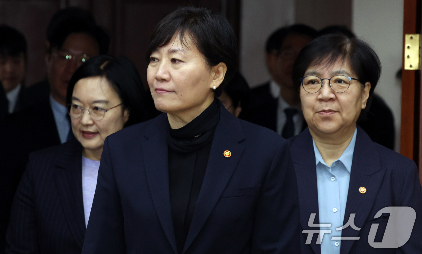 (서울=뉴스1) 김명섭 기자 = 정은경 보건복지부 장관(오른쪽부터), 송미령 농림축산식품부 장관, 한성숙 중소벤처기업부 장관이 3일 오전 서울 종로구 세종대로 정부서울청사에서 열린 …
