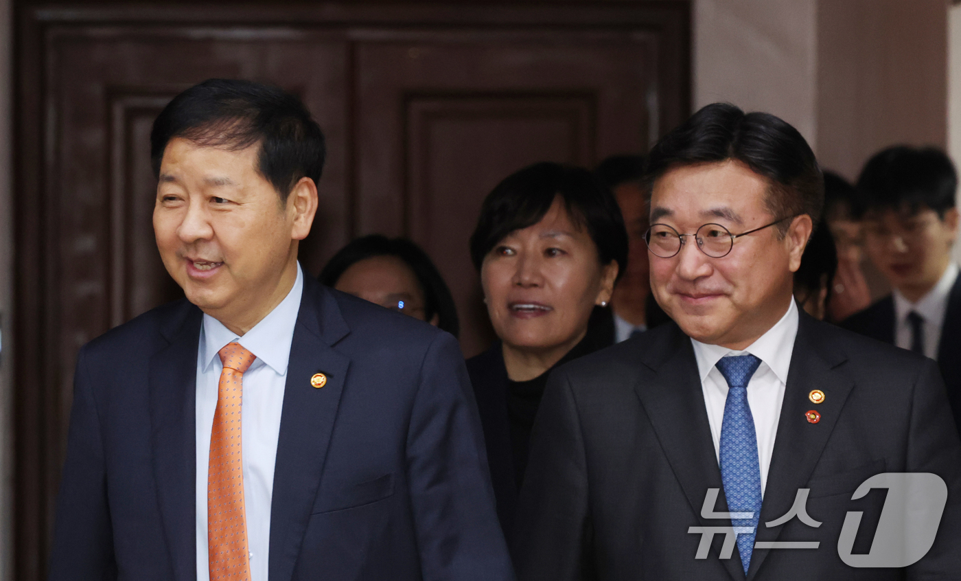 (서울=뉴스1) 김명섭 기자 = 구윤철 경제부총리 겸 재정경제부 장관과 윤호중 행정안전부 장관이 3일 오전 서울 종로구 세종대로 정부서울청사에서 열린 비상경제본부회의 겸 경제관계장 …