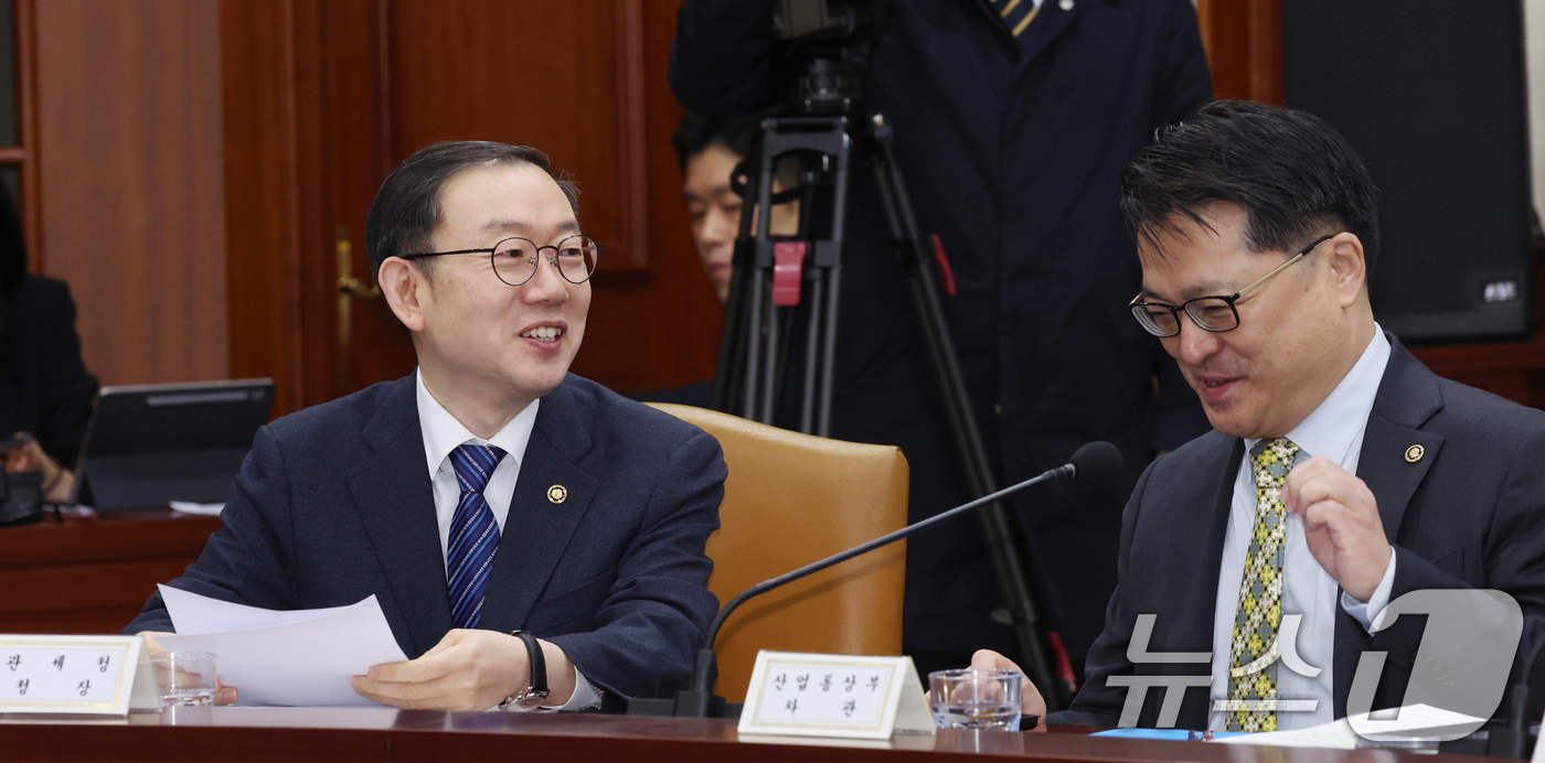 (서울=뉴스1) 김명섭 기자 = 이명구 관세청장(왼쪽)과 문신학 산업통상부 차관이 3일 오전 서울 종로구 세종대로 정부서울청사에서 열린 비상경제본부회의 겸 경제관계장관회의에서 대화 …