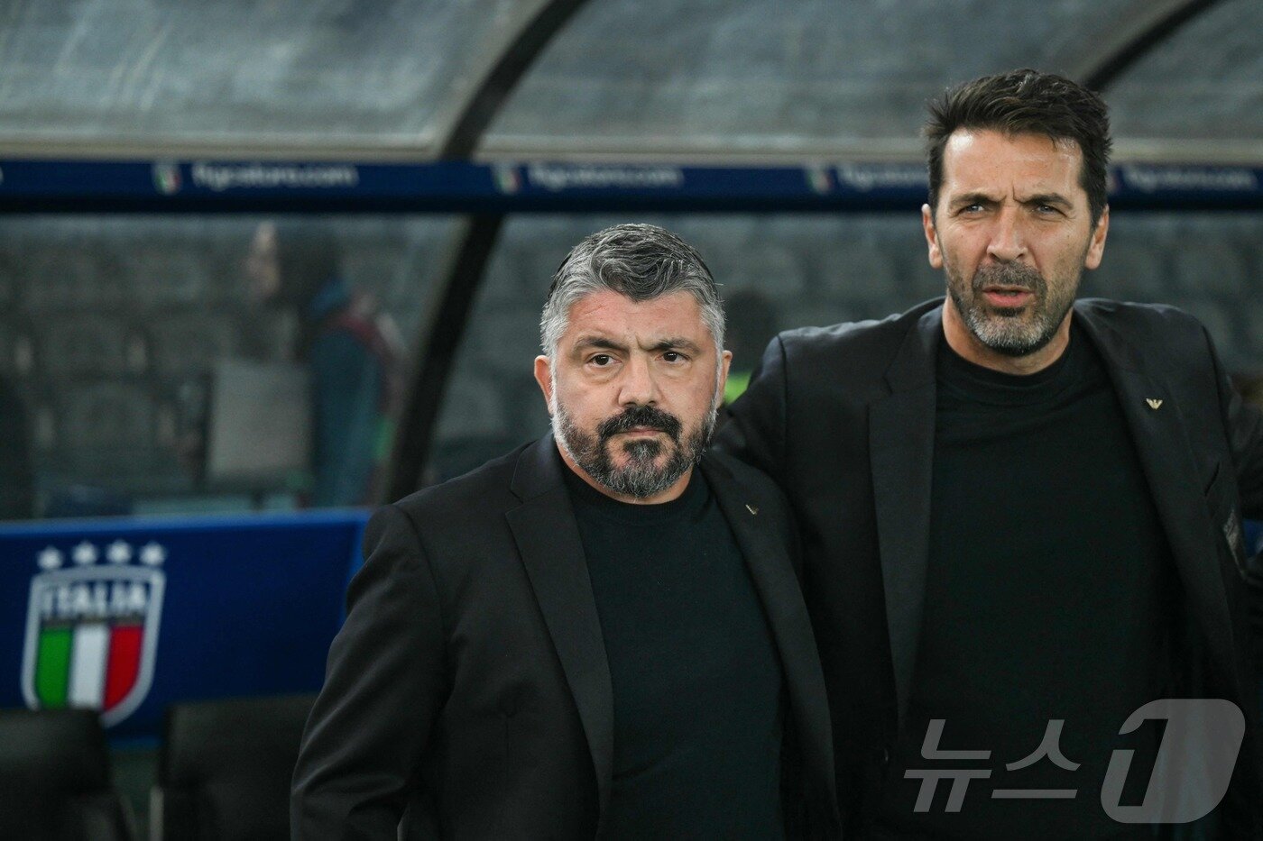 본문 이미지 - 잔루이지 부폰 전 이탈리아 축구대표팀 단장(오른쪽)과 젠나로 가투소 이탈리아 국가대표팀 감독. ⓒ AFP=뉴스1