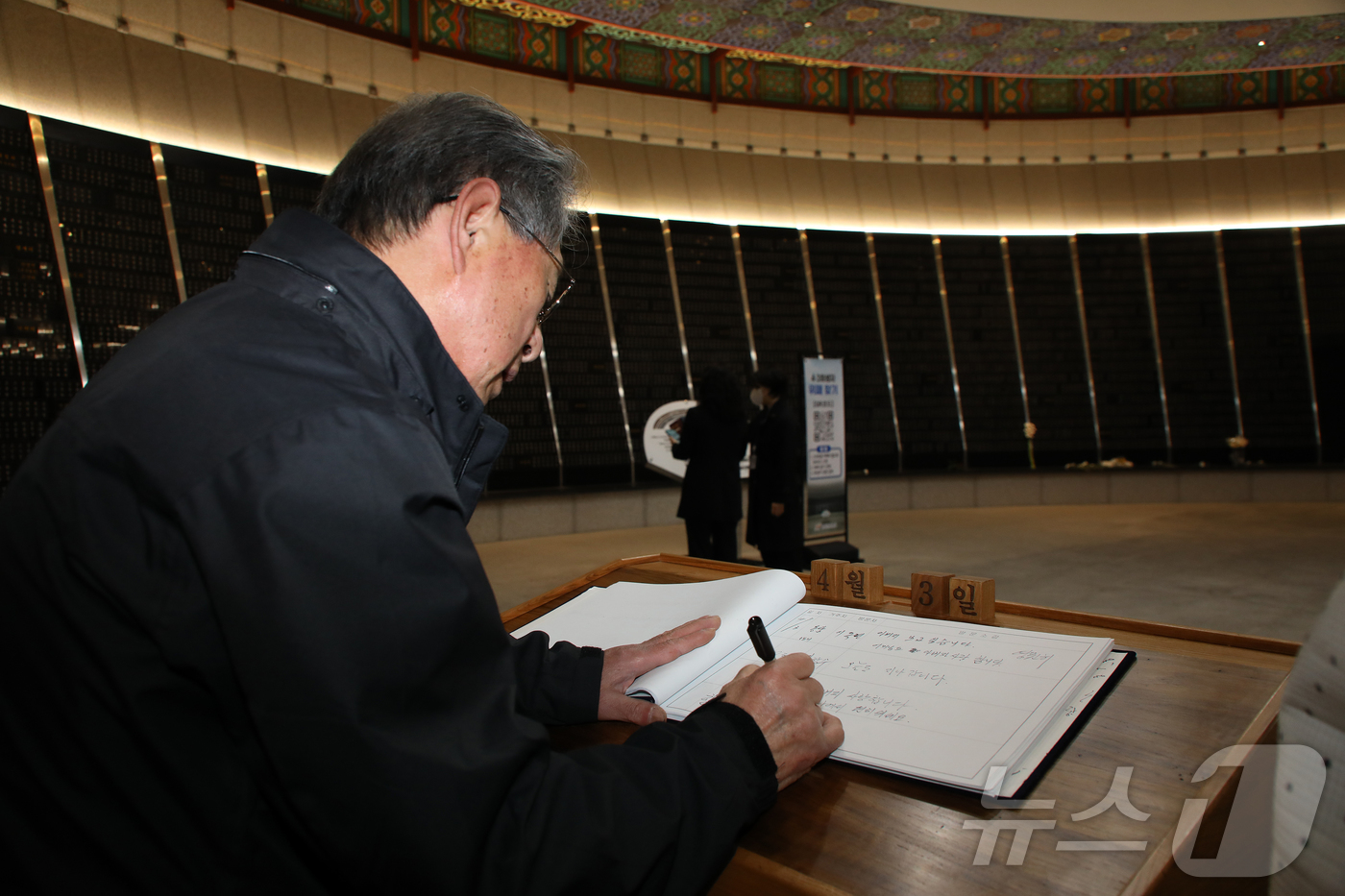 (제주=뉴스1) 오미란 기자 = 4·3 희생자 추념일인 3일 오전 제주4·3평화공원 위패봉안실에서 추모객들이 희생자들의 넋을 기리고 있다. 2026.4.3/뉴스1