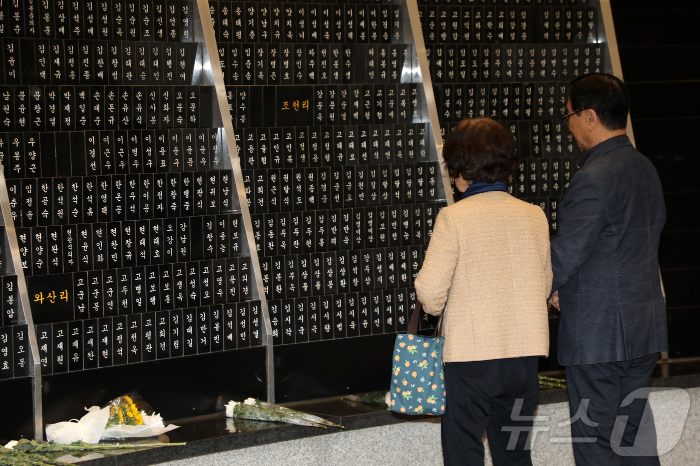 (제주=뉴스1) 오미란 기자 = 4·3 희생자 추념일인 3일 오전 제주4·3평화공원 위패봉안실에서 추모객들이 희생자들의 넋을 기리고 있다. 2026.4.3/뉴스1