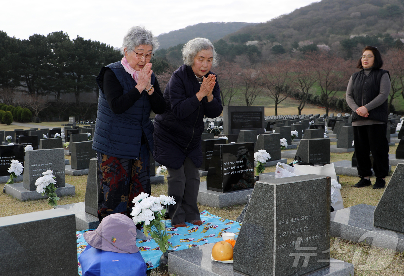 (제주=뉴스1) 오미란 기자 = 4·3 희생자 추념일인 3일 오전 제주4·3평화공원 행방불명인 표석에서 4·3 희생자 유족들이 제를 지내고 있다. 2026.4.3/뉴스1