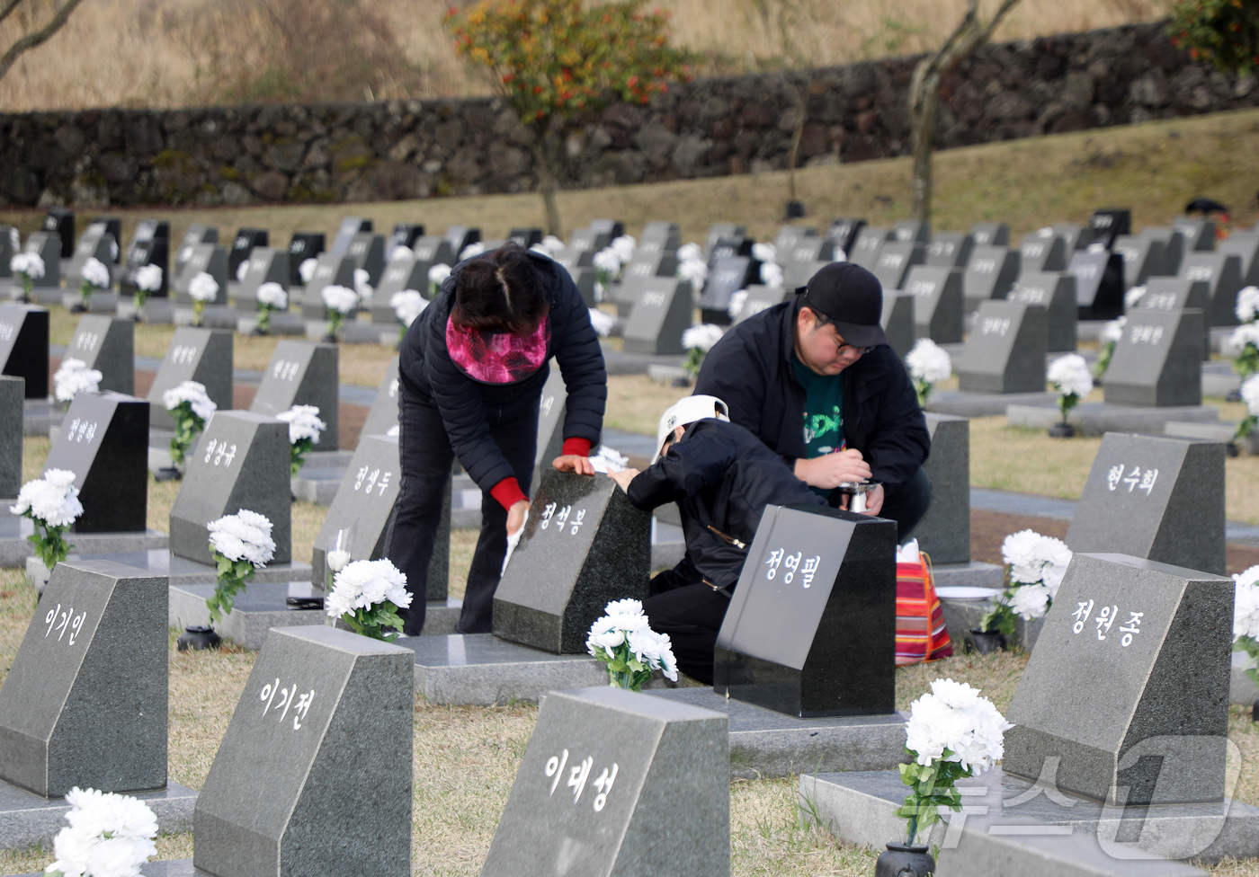 (제주=뉴스1) 오미란 기자 = 4·3 희생자 추념일인 3일 오전 제주4·3평화공원 행방불명인 표석에서 4·3 희생자 유족들이 제를 지내고 있다. 2026.4.3/뉴스1