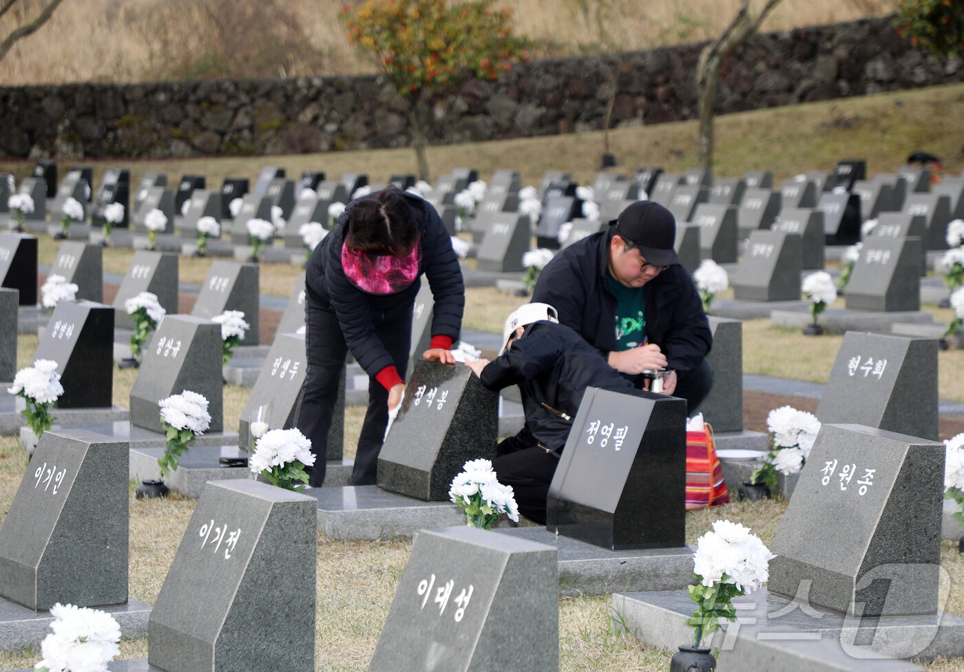 본문 이미지 - 4·3 희생자 추념일인 3일 오전 제주4·3평화공원 행방불명인 표석에서 4·3 희생자 유족들이 제를 지내고 있다. 2026.4.3 ⓒ 뉴스1 오미란 기자