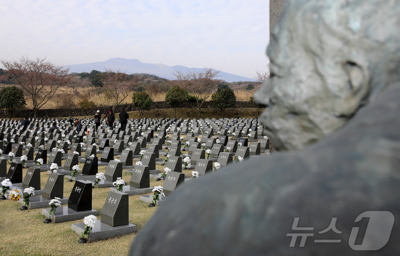 (제주=뉴스1) 오미란 기자 = 4·3 희생자 추념일인 3일 오전 제주4·3평화공원 행방불명인 표석에서 4·3 희생자 유족들이 제를 지내고 있다. 2026.4.3/뉴스1