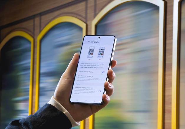 "궁금해서"…공공장소 4명 중 1명, 옆 사람 폰 훔쳐본다