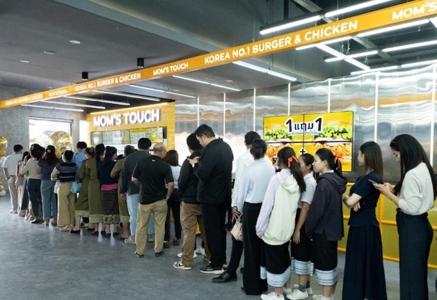 맘스터치, 라오스 1호점 오픈 성황…이달 말 2호점 연다