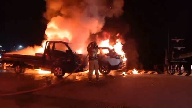 주행 중 SUV 화재…트럭과 충돌 후 바다 추락해 2명 부상