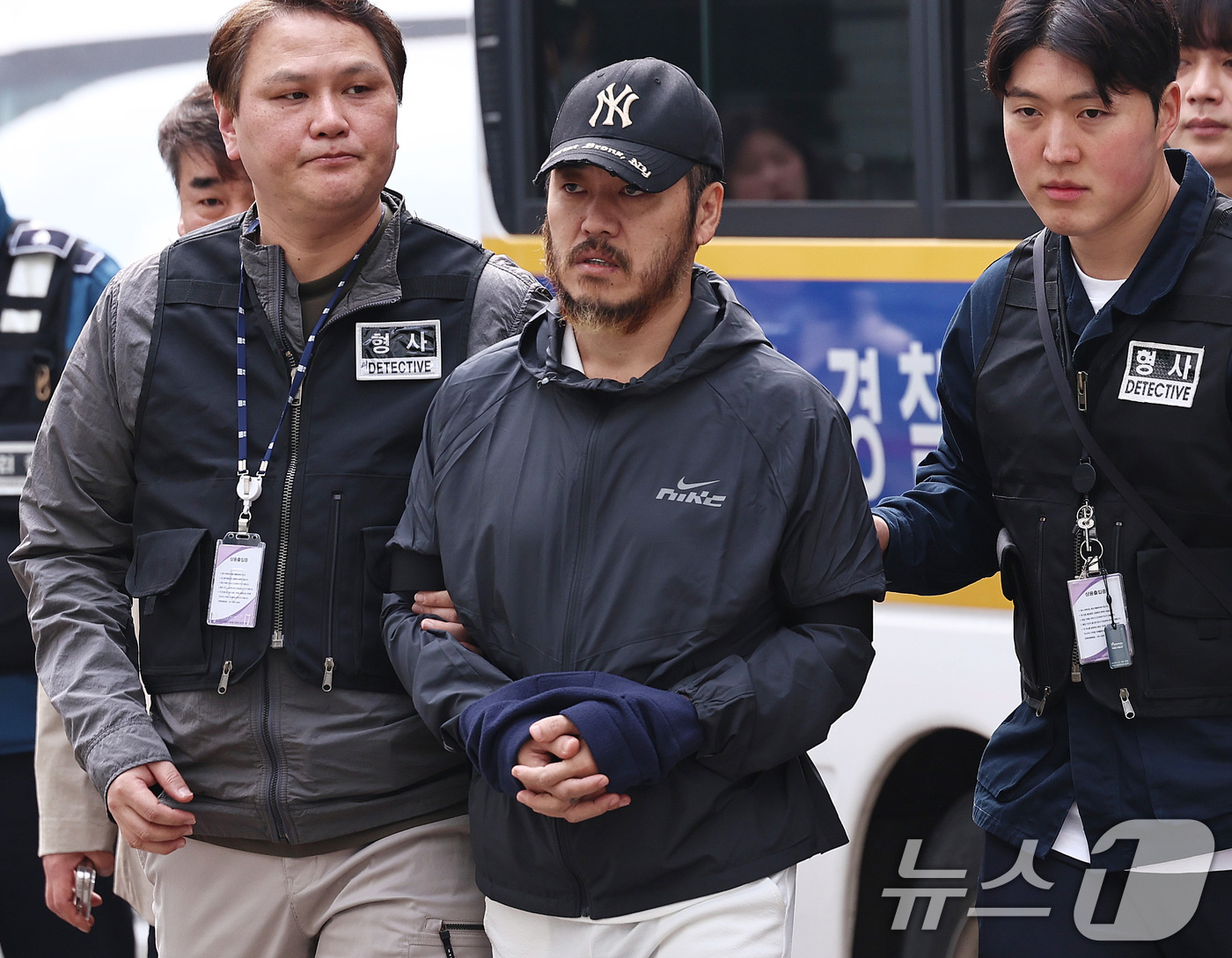 (의정부=뉴스1) 구윤성 기자 = 필리핀에서 국내로 압송된 '마약왕' 박왕열이 3일 오전 경기 의정부지방검찰청으로 송치되고 있다. 2026.4.3/뉴스1