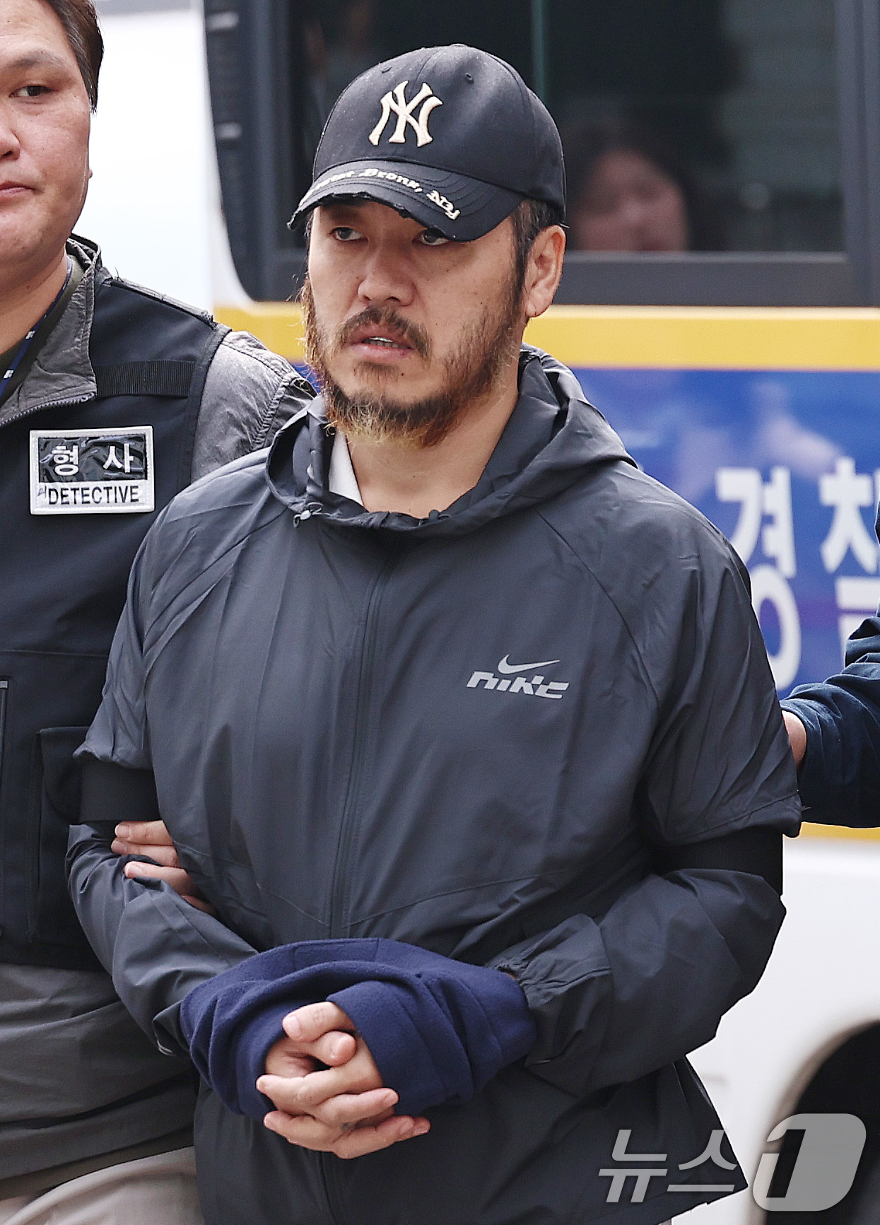 (의정부=뉴스1) 구윤성 기자 = 필리핀에서 국내로 압송된 '마약왕' 박왕열이 3일 오전 경기 의정부지방검찰청으로 송치되고 있다. 2026.4.3/뉴스1