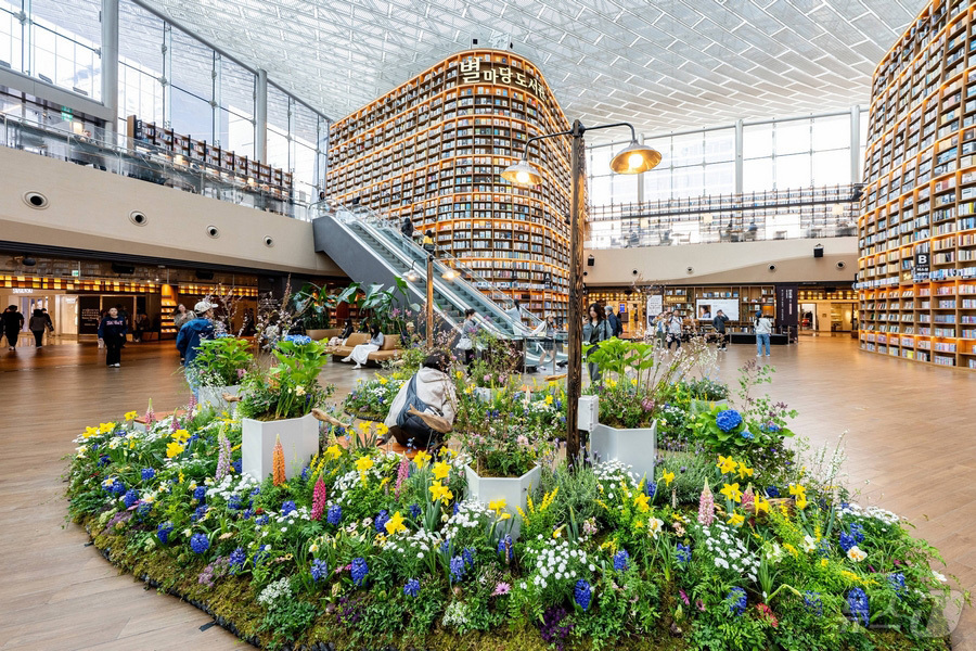 (서울=뉴스1) = 스타필드 코엑스몰 별마당 도서관이 오는 20일까지 ‘처음 돋는 첫잎처럼, 처음 여는 첫입처럼’ 특별전을 연다고 3일 밝혔다. 사진은 특별전이 열리고 있는 별마당 …