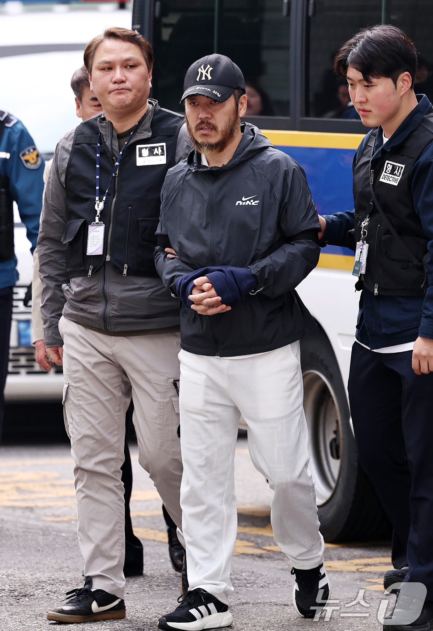 (의정부=뉴스1) 구윤성 기자 = 필리핀에서 국내로 압송된 '마약왕' 박왕열이 3일 오전 경기 의정부지방검찰청으로 송치되고 있다. 2026.4.3/뉴스1