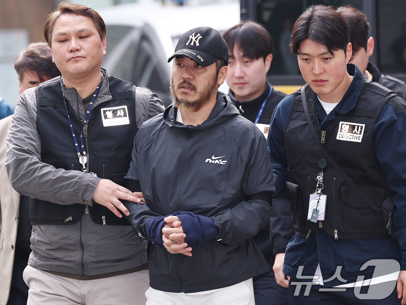 (의정부=뉴스1) 구윤성 기자 = 필리핀에서 국내로 압송된 '마약왕' 박왕열이 3일 오전 경기 의정부지방검찰청으로 송치되고 있다. 2026.4.3/뉴스1