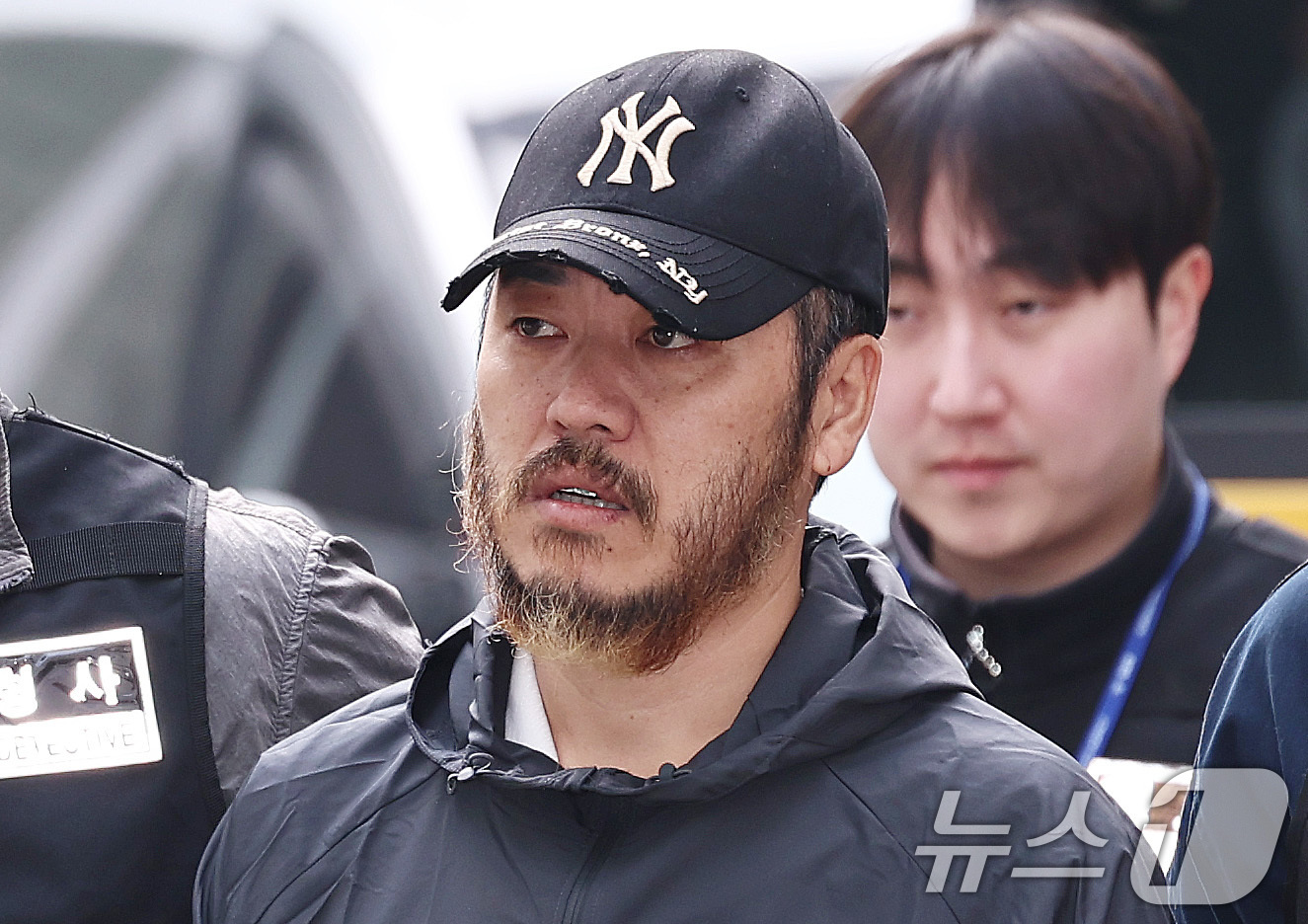 (의정부=뉴스1) 구윤성 기자 = 필리핀에서 국내로 압송된 '마약왕' 박왕열이 3일 오전 경기 의정부지방검찰청으로 송치되고 있다. 2026.4.3/뉴스1