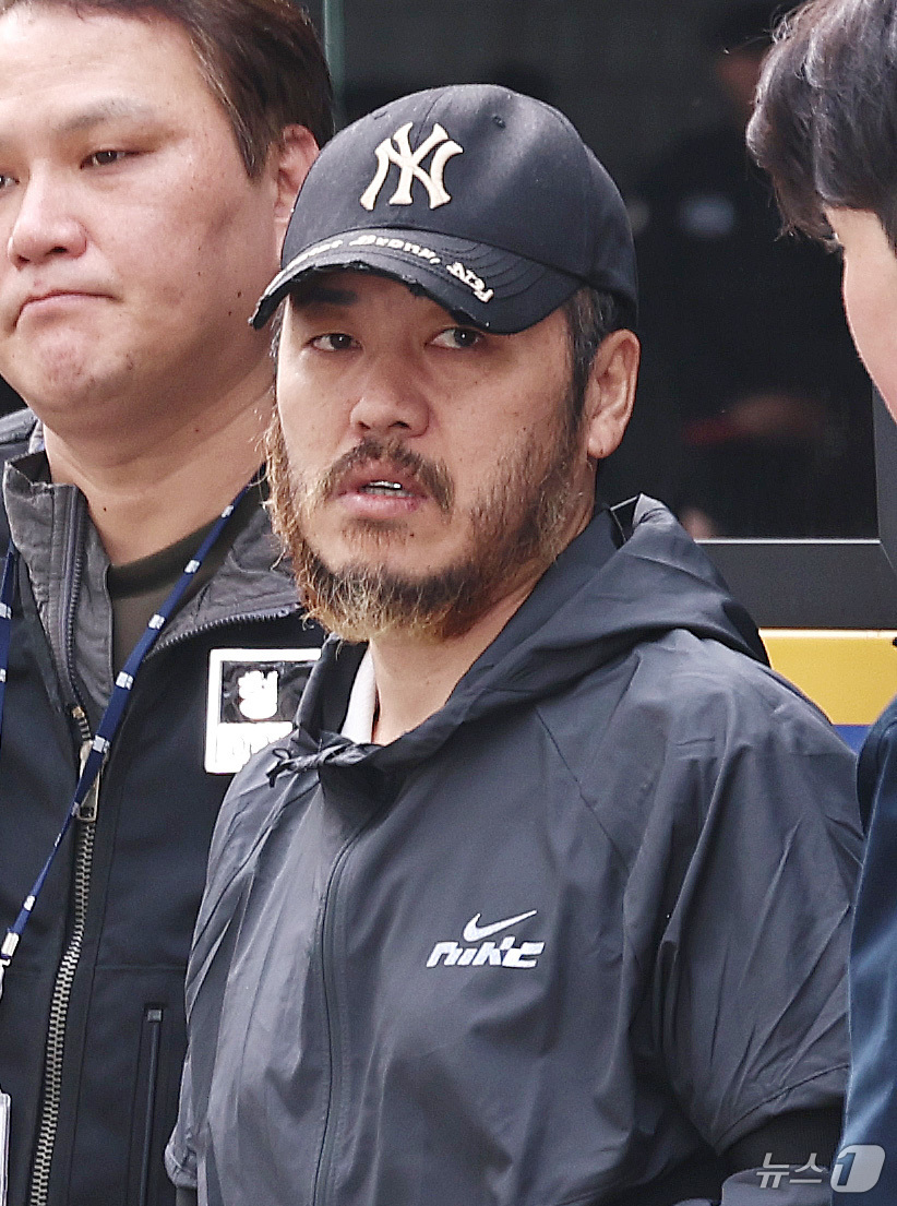 (의정부=뉴스1) 구윤성 기자 = 필리핀에서 국내로 압송된 '마약왕' 박왕열이 3일 오전 경기 의정부지방검찰청으로 송치되고 있다. 2026.4.3/뉴스1