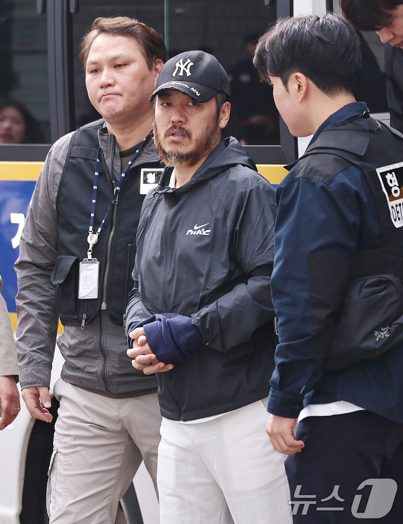 (의정부=뉴스1) 구윤성 기자 = 필리핀에서 국내로 압송된 '마약왕' 박왕열이 3일 오전 경기 의정부지방검찰청으로 송치되고 있다. 2026.4.3/뉴스1