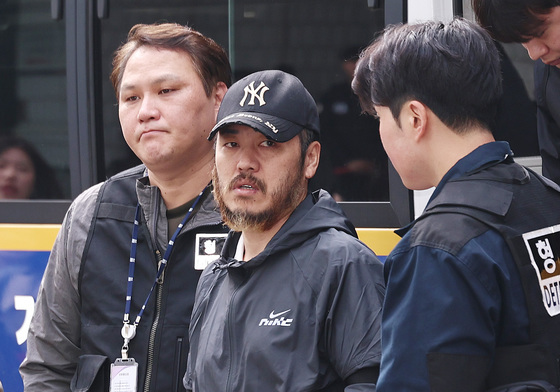 호송차에서 내리는 박왕열