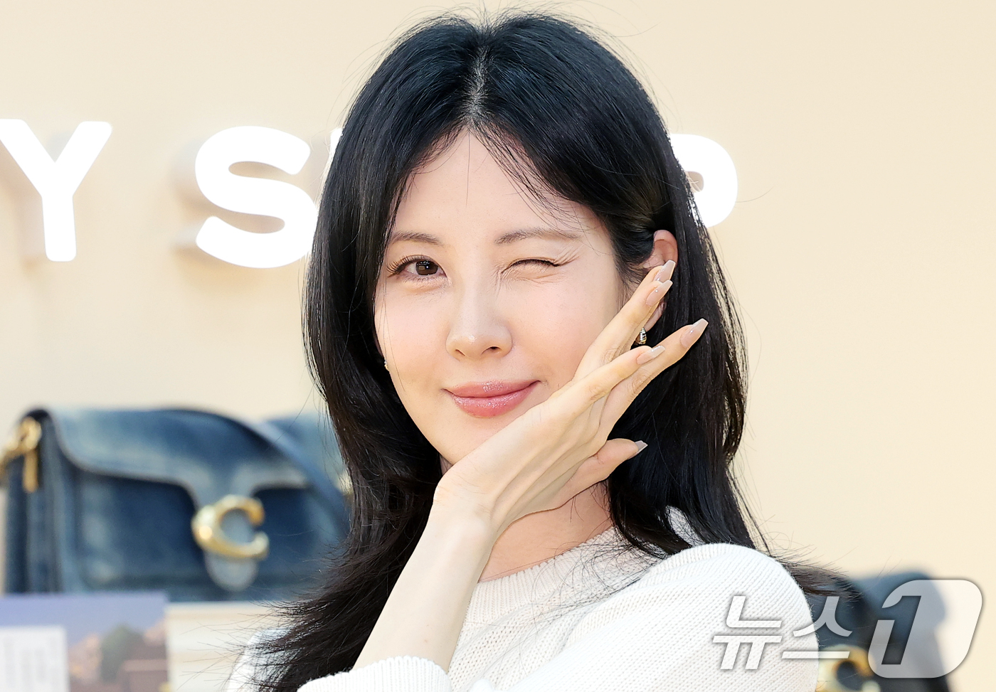 (서울=뉴스1) 권현진 기자 = 소녀시대 서현이 3일 서울 영등포구 더현대 서울에서 열린 패션 브랜드 코치 스프링 태비샵 오픈 행사에 참석해 윙크 포즈를 취하고 있다. 2026.4 …
