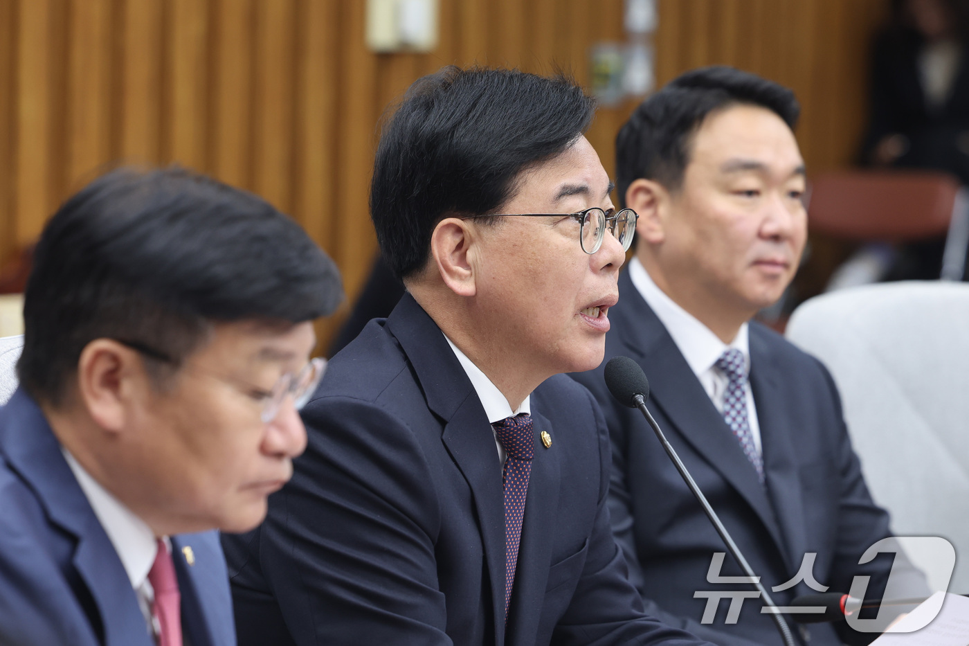 (서울=뉴스1) 신웅수 기자 = 송언석 국민의힘 원내대표가 3일 서울 여의도 국회에서 열린 원내대책회의에서 발언하고 있다. 2026.4.3/뉴스1